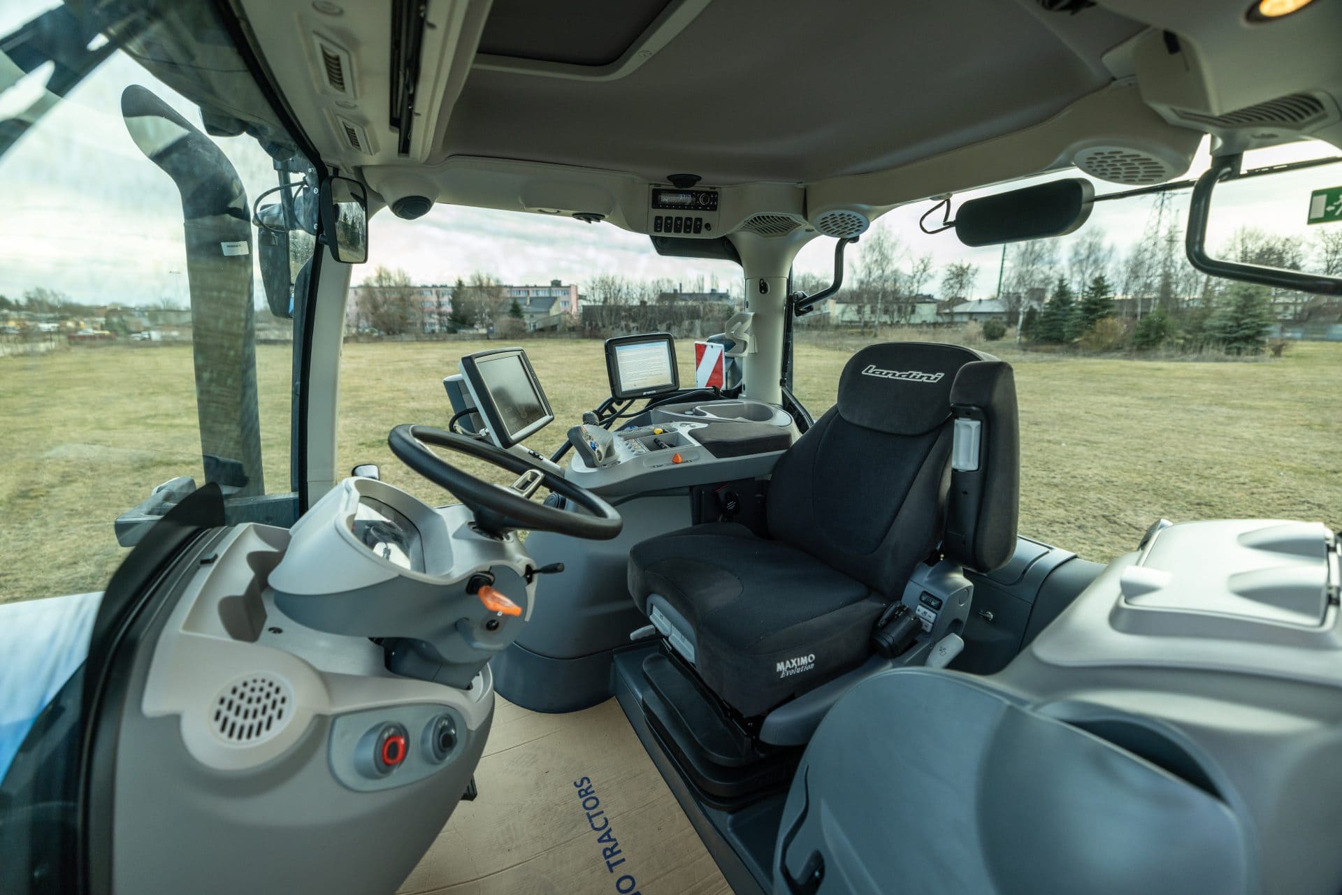 Стандартна кабіна та ROPS