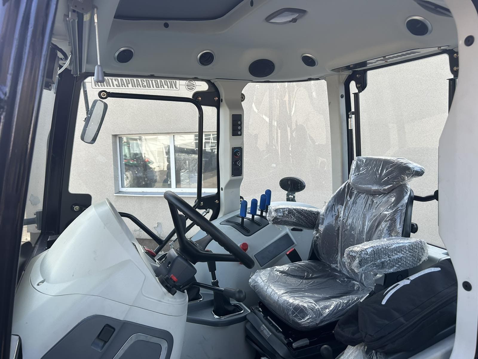 Стандартна кабіна та ROPS