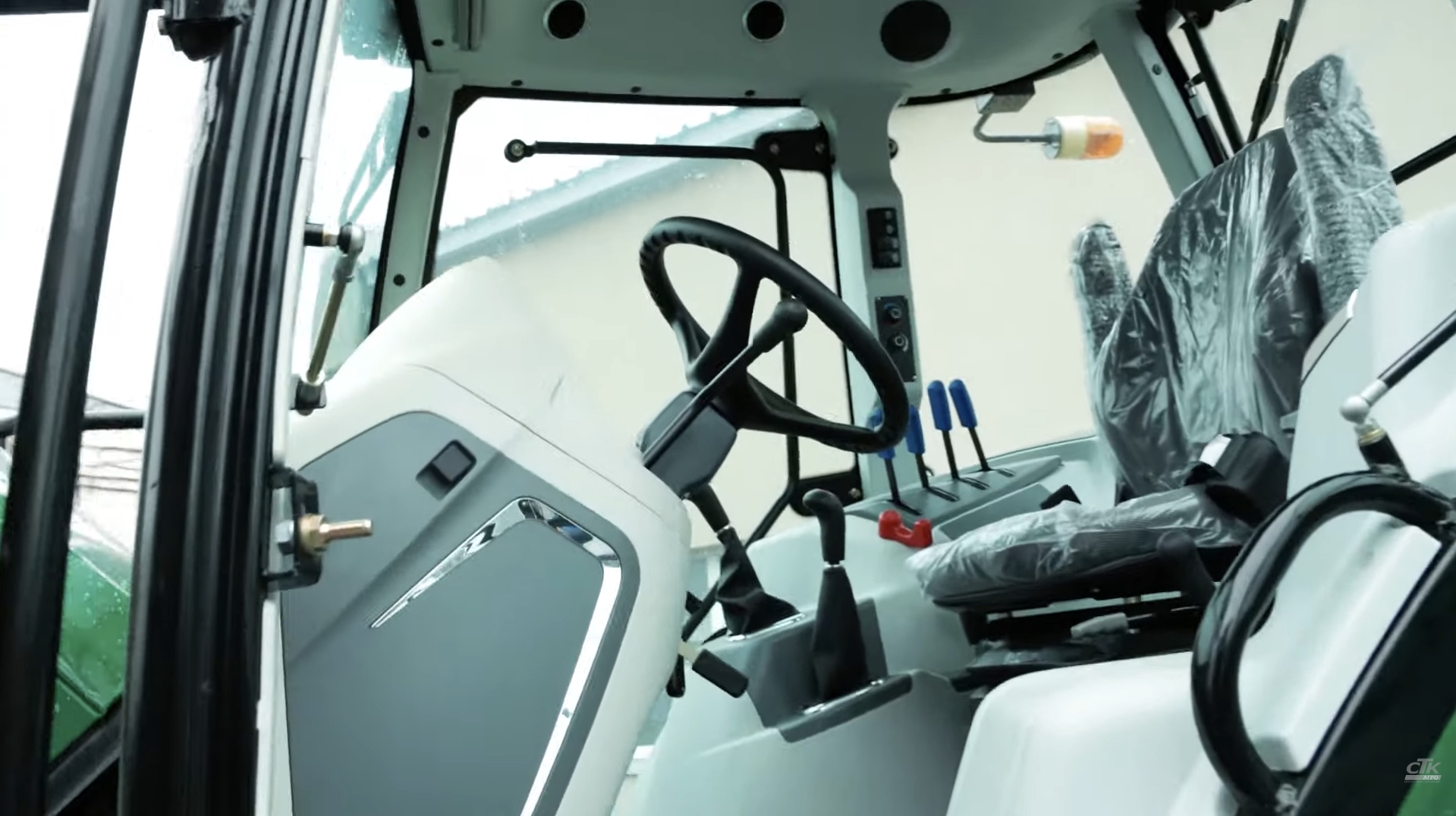 Стандартна кабіна та ROPS